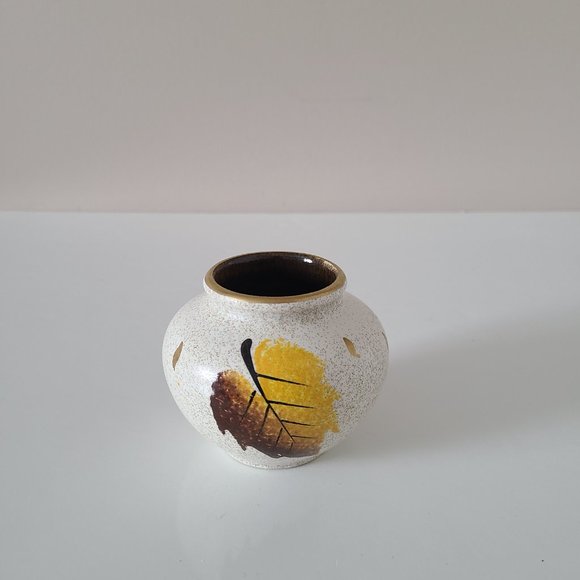 Little ceramic round hand painted vase with leaves design. - Picture 2 of 7